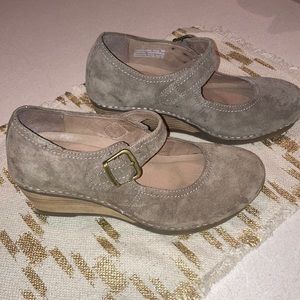 Dansko size 39 (8 1/2) Taupe “Sandra” womens wedge/clogs